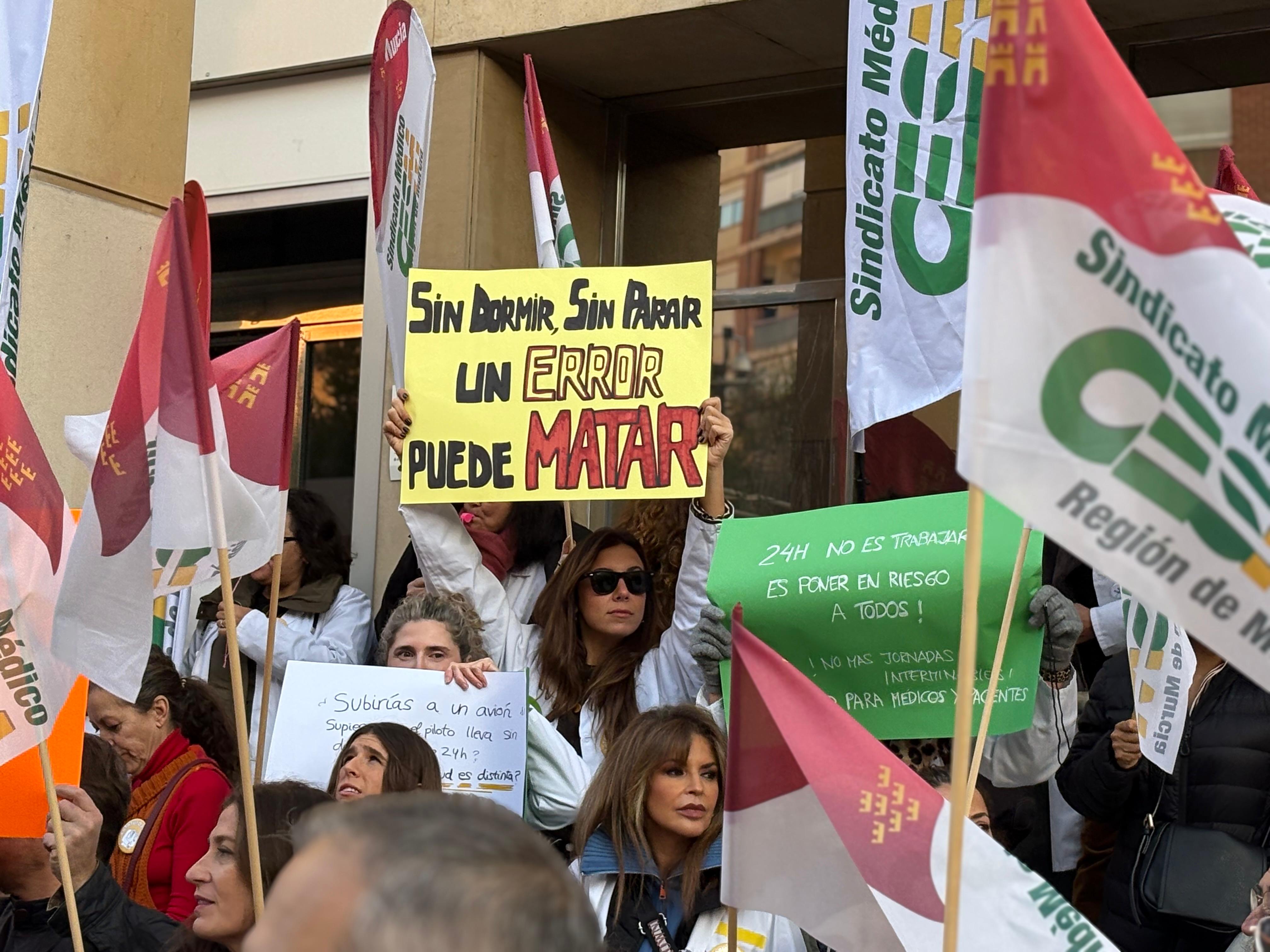 Más de 200 médicos vuelven a concentrarse y a cortar el tráfico frente la Consejería de Salud en la segunda jornada de la huelga de diciembre<br>