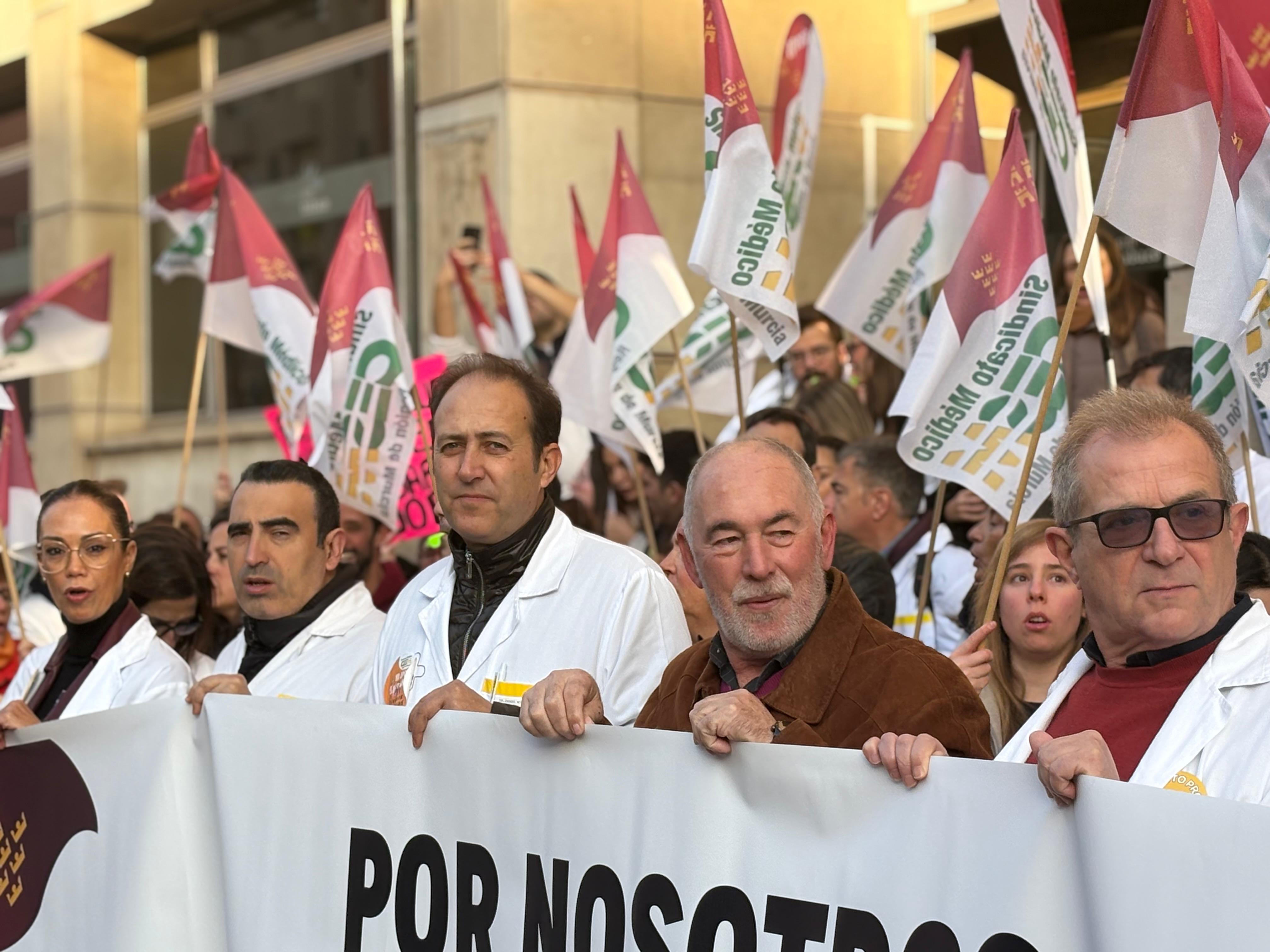 Cerca de 600 médicos secundan las concentraciones convocadas en la Consejería de Salud y la Delegación del Gobierno en Murcia para seguir exigiendo mejoras laborales inmediatas<br>