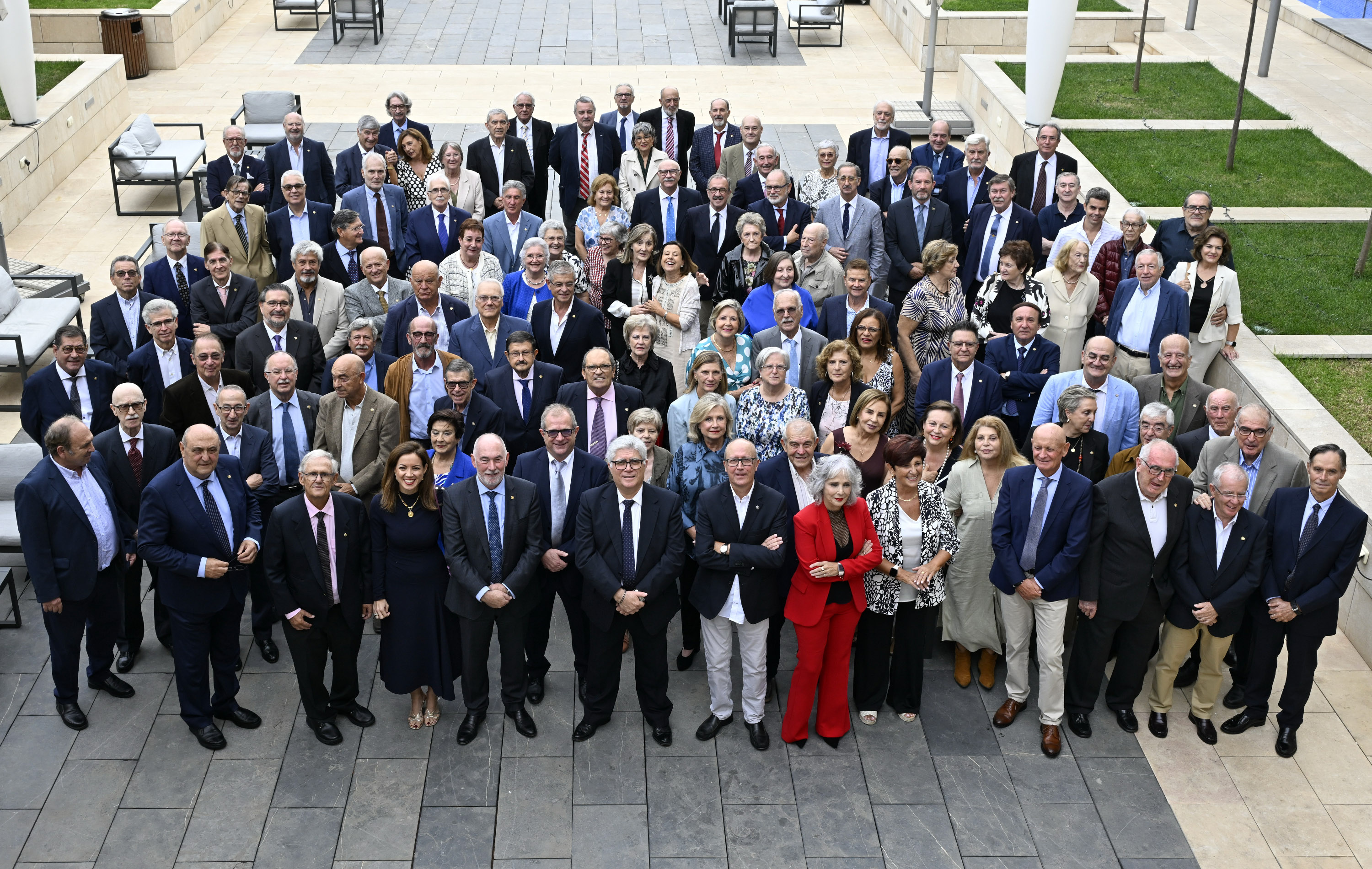 El Colegio de Médicos rinde homenaje a los médicos honoríficos y a aquellos que cumplen 50 años de colegiación, poniendo en valor su dedicación a la profesión y su aportación al modelo sanitario<br>