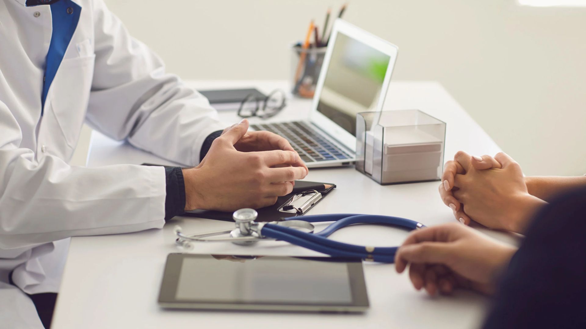 La profesi&oacute;n m&eacute;dica mundial alerta del riesgo para la seguridad cl&iacute;nica de la invasi&oacute;n de competencias<br>
