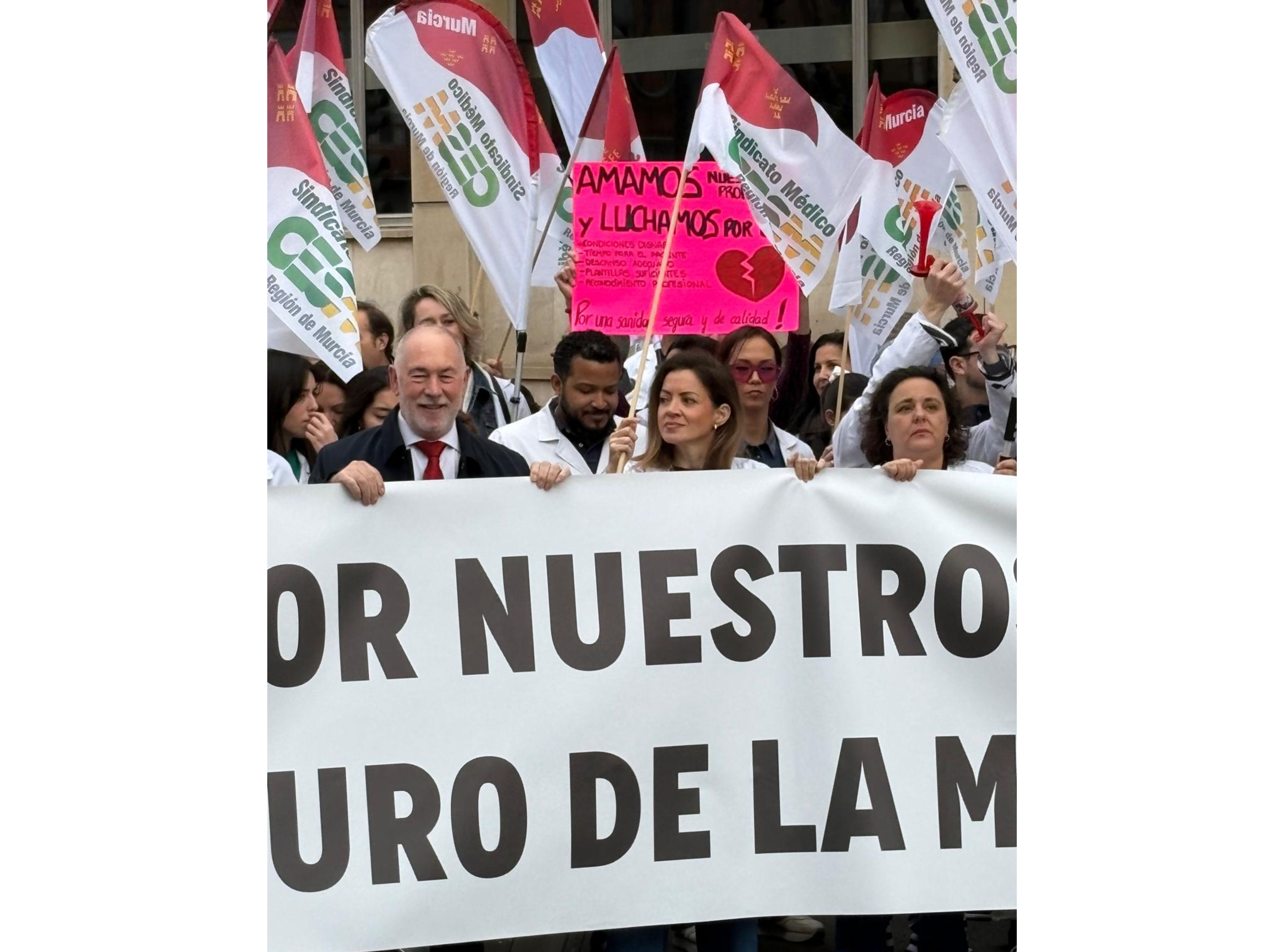 La semana de huelga m&eacute;dica y facultativa en la Regi&oacute;n de Murcia arranca con una protesta frente a la Consejer&iacute;a y un seguimiento del 51% en Atenci&oacute;n Primaria y 68% en hospitales<br>