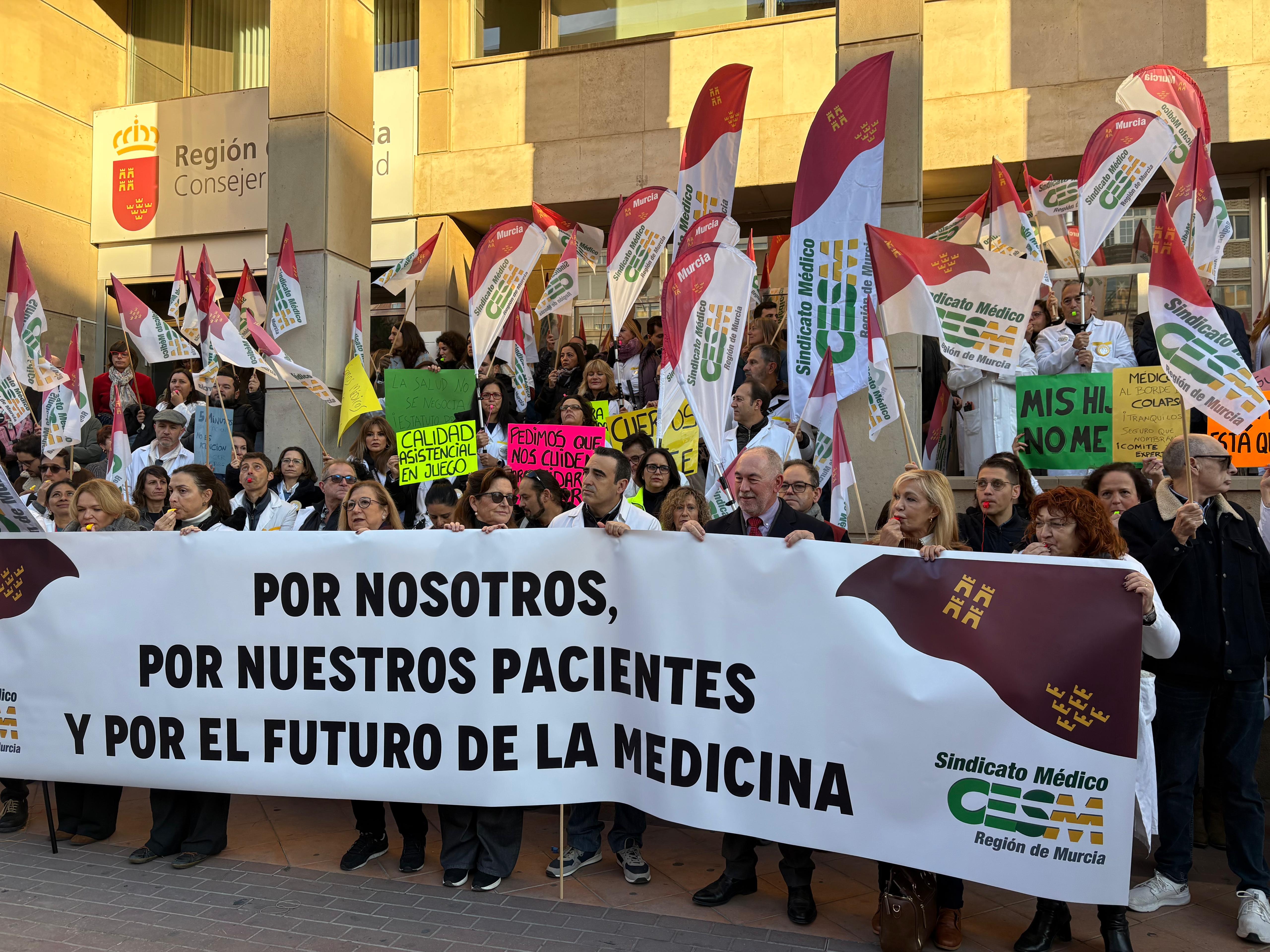 Los médicos de la Región de Murcia inician las cuatro jornadas de huelga contra la Consejería y el Ministerio para exigir mejoras inmediatas y reales para los profesionales y la Sanidad<br>
