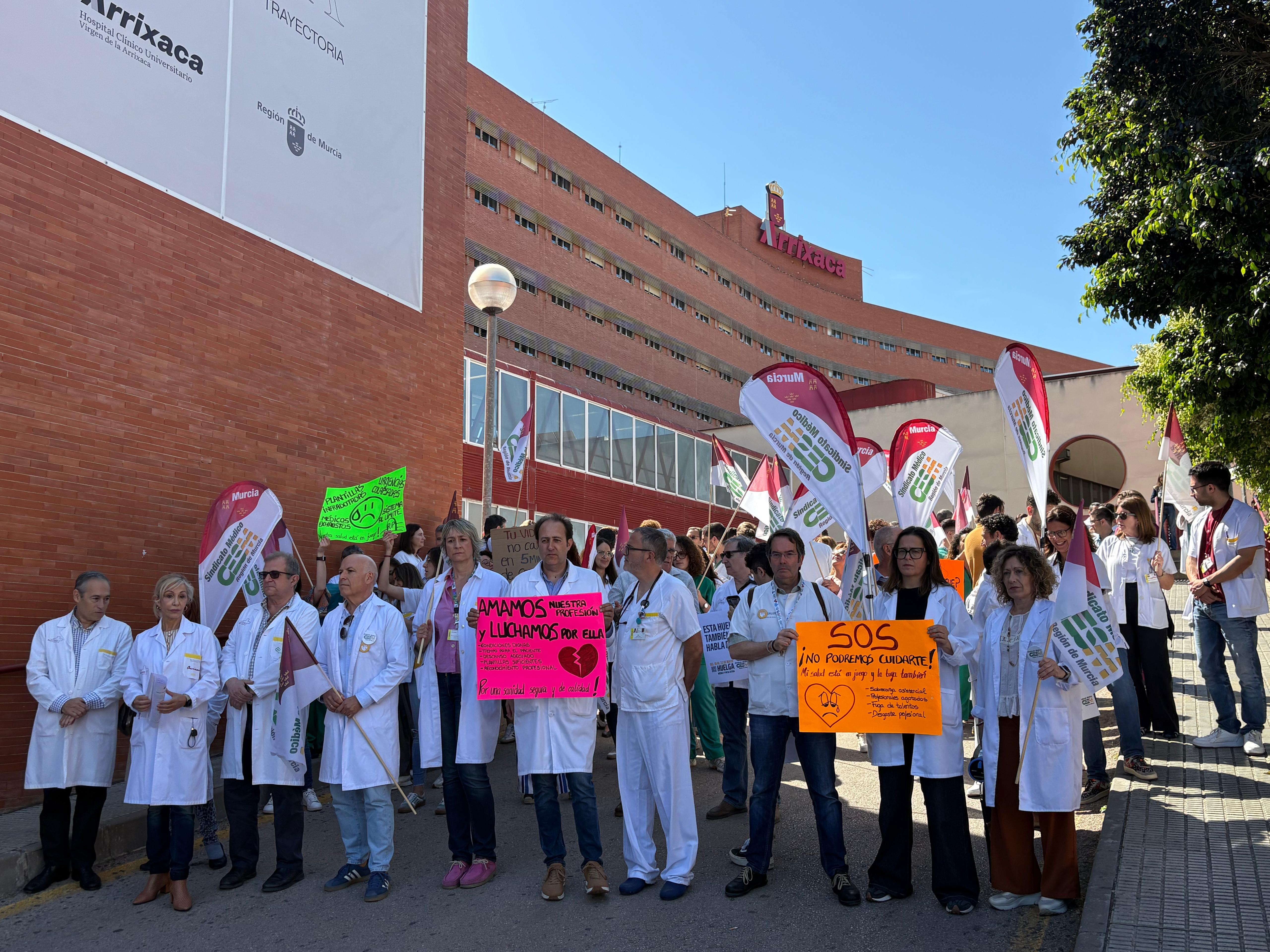 Los profesionales se concentran a puertas de los centros sanitarios de la Regi&oacute;n en el inicio de la cuarta semana de huelga m&eacute;dica del a&ntilde;o contra el borrador de Estatuto Marco para visibilizar que el conflicto sigue vivo y las reivindicaciones permanecen intactas<br>