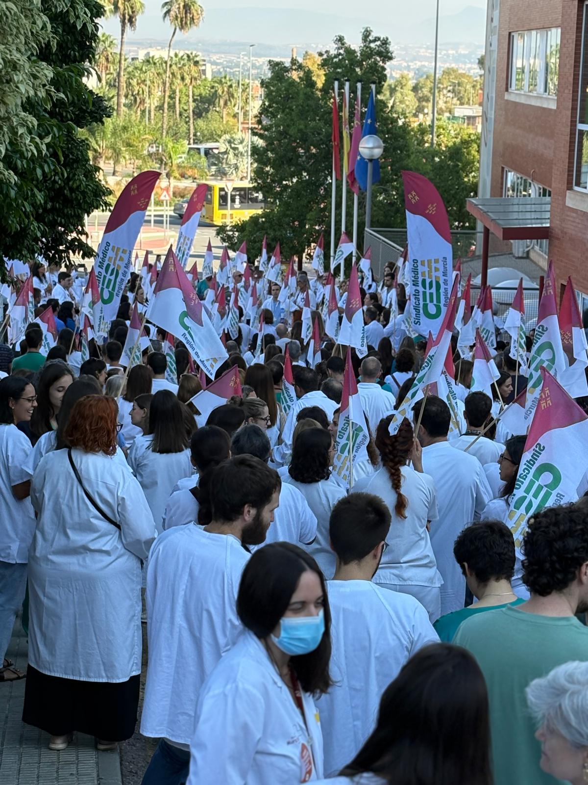 Seguimiento masivo de la segunda jornada de huelga médica nacional contra el borrador de Estatuto Marco en la Región de Murcia<br>