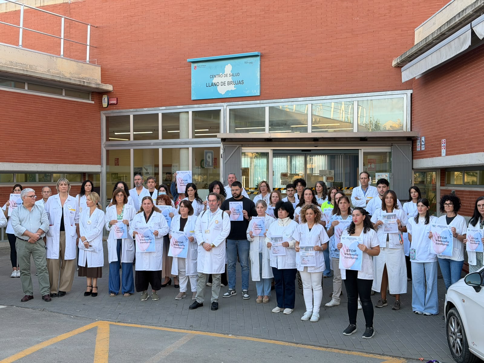 Decenas de profesionales se concentran contra las agresiones en el centro de salud de Llano de Brujas, tras el episodio de violencia ocurrido recientemente en el consultorio de Santa Cruz<br>