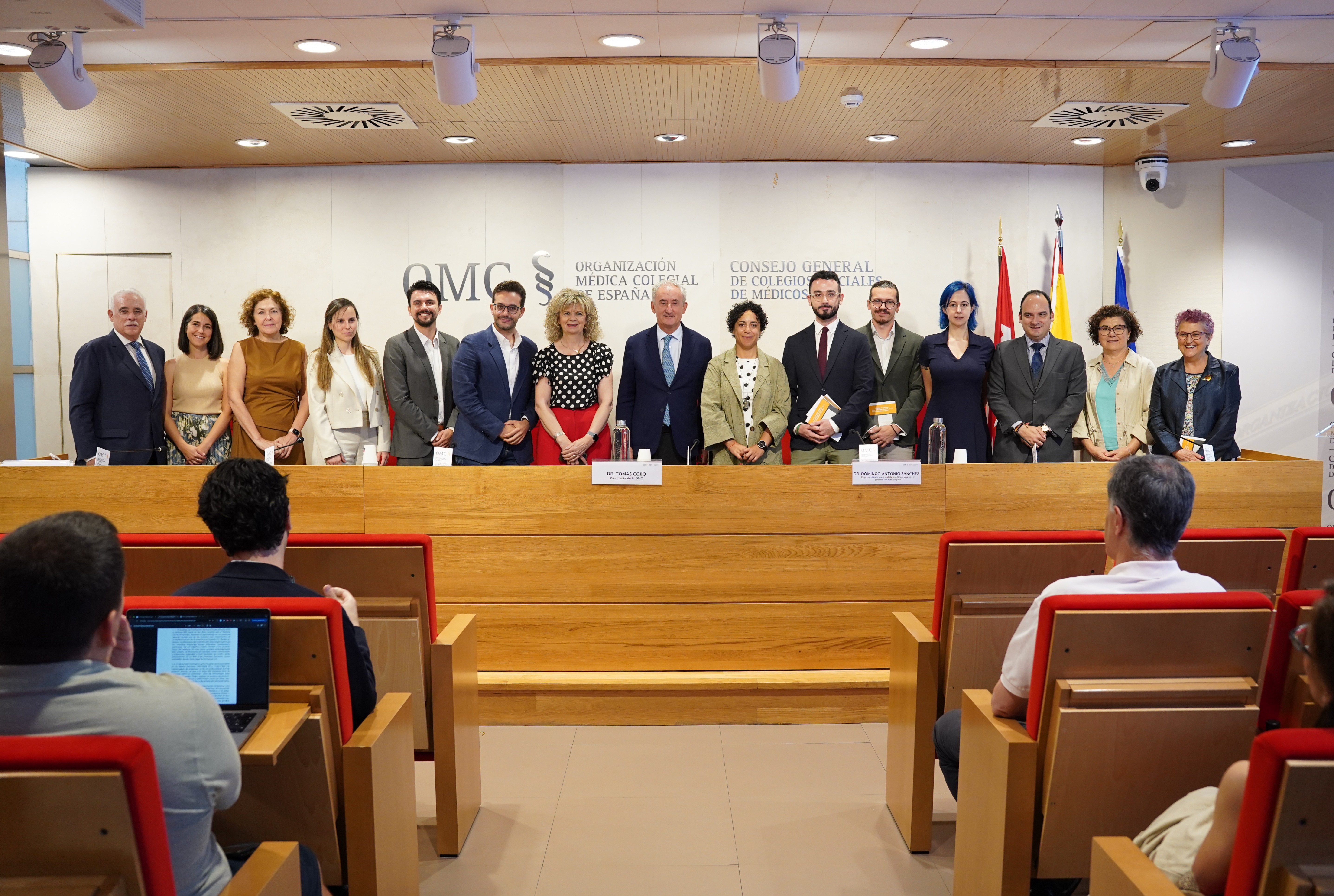 La profesión médica presenta un libro clave para repensar la formación de los especialistas y situar los retos del sistema sanitario en la agenda política<br>