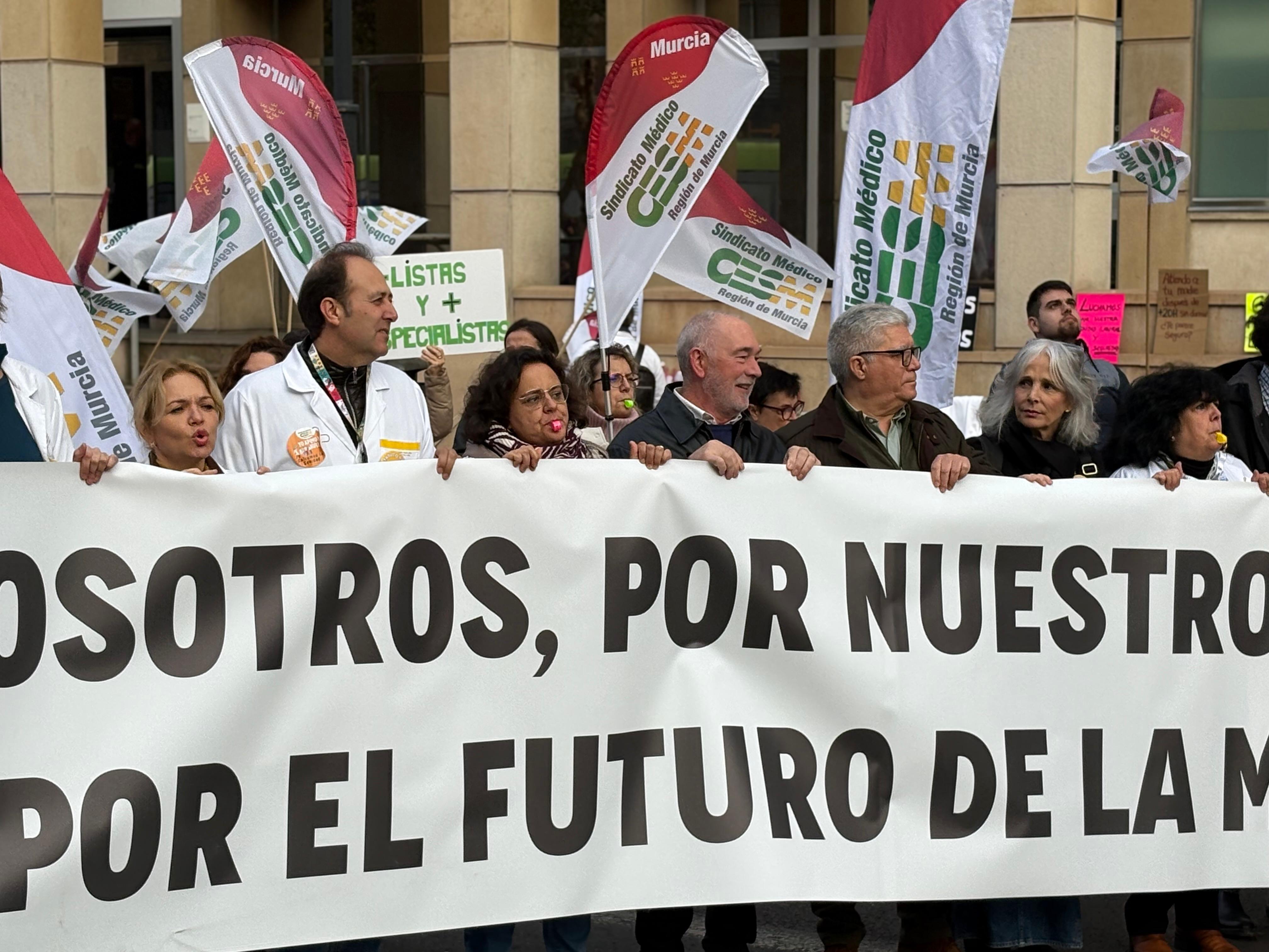 La profesión médica de la Región de Murcia finaliza una exitosa huelga de diciembre con el conflicto abierto a la espera de avances en la negociación nacional y un inicio de diálogo con el Gobierno regional<br>