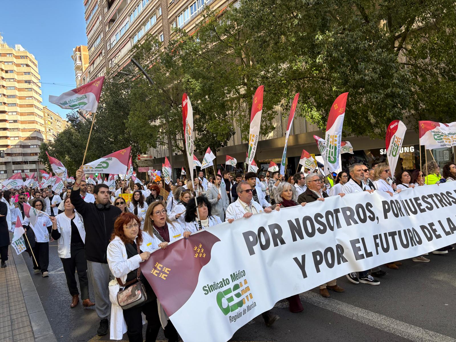 Manifestaci&oacute;n hist&oacute;rica de la profesi&oacute;n m&eacute;dica de la Regi&oacute;n de Murcia contra la firma del borrador de Estatuto Marco y por una negociaci&oacute;n auton&oacute;mica que mejore las condiciones laborales y la calidad asistencial<br>