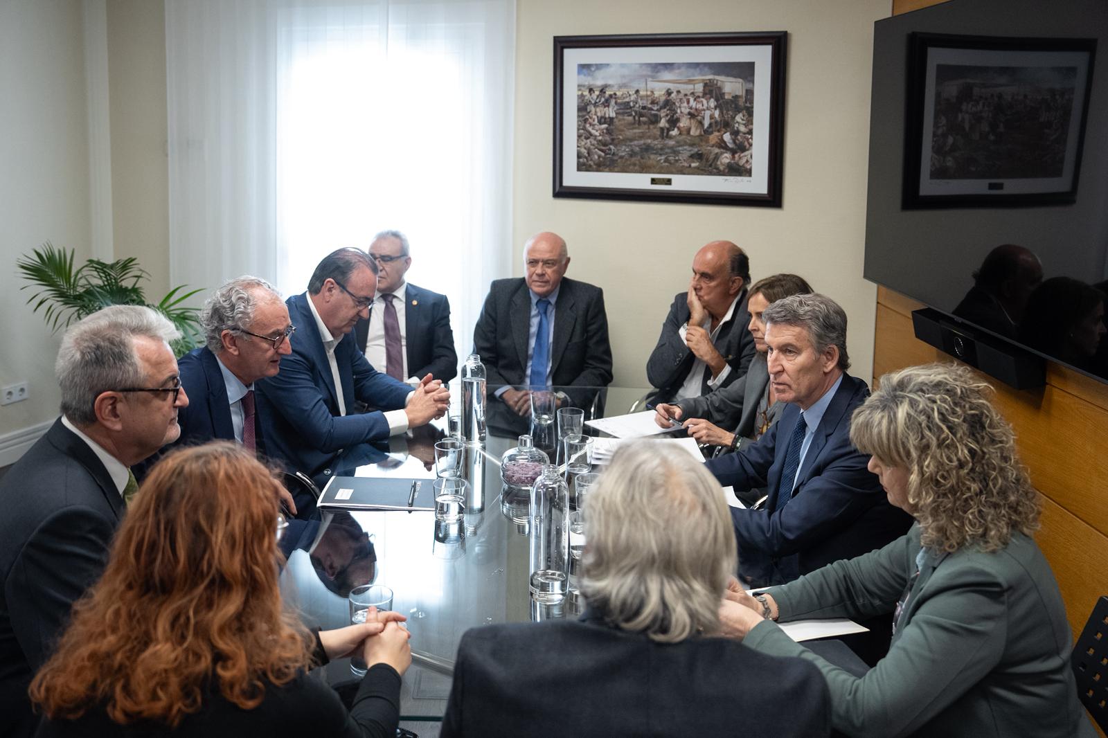 El Foro de la Profesi&oacute;n M&eacute;dica recibe a los portavoces del Partido Popular para abordar la actual crisis que afecta al personal m&eacute;dico<br>