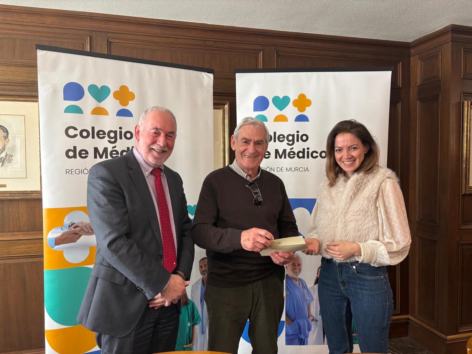 El Colegio de M&eacute;dicos de la Regi&oacute;n de Murcia dona los 3995 euros recaudados en la Fiesta Infantil Solidaria de Navidad 2025 a la asociaci&oacute;n <em>&lsquo;Por la sonrisa de Elenita y la cura de IRF2BPL&rsquo;</em><br>