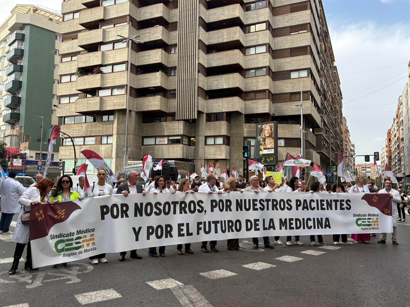 Los m&eacute;dicos vuelven a la calle en Murcia en la tercera semana de huelga nacional m&eacute;dica y facultativa del a&ntilde;o para recordar que la profesi&oacute;n sigue en pie contra el borrador de Estatuto Marco<br>