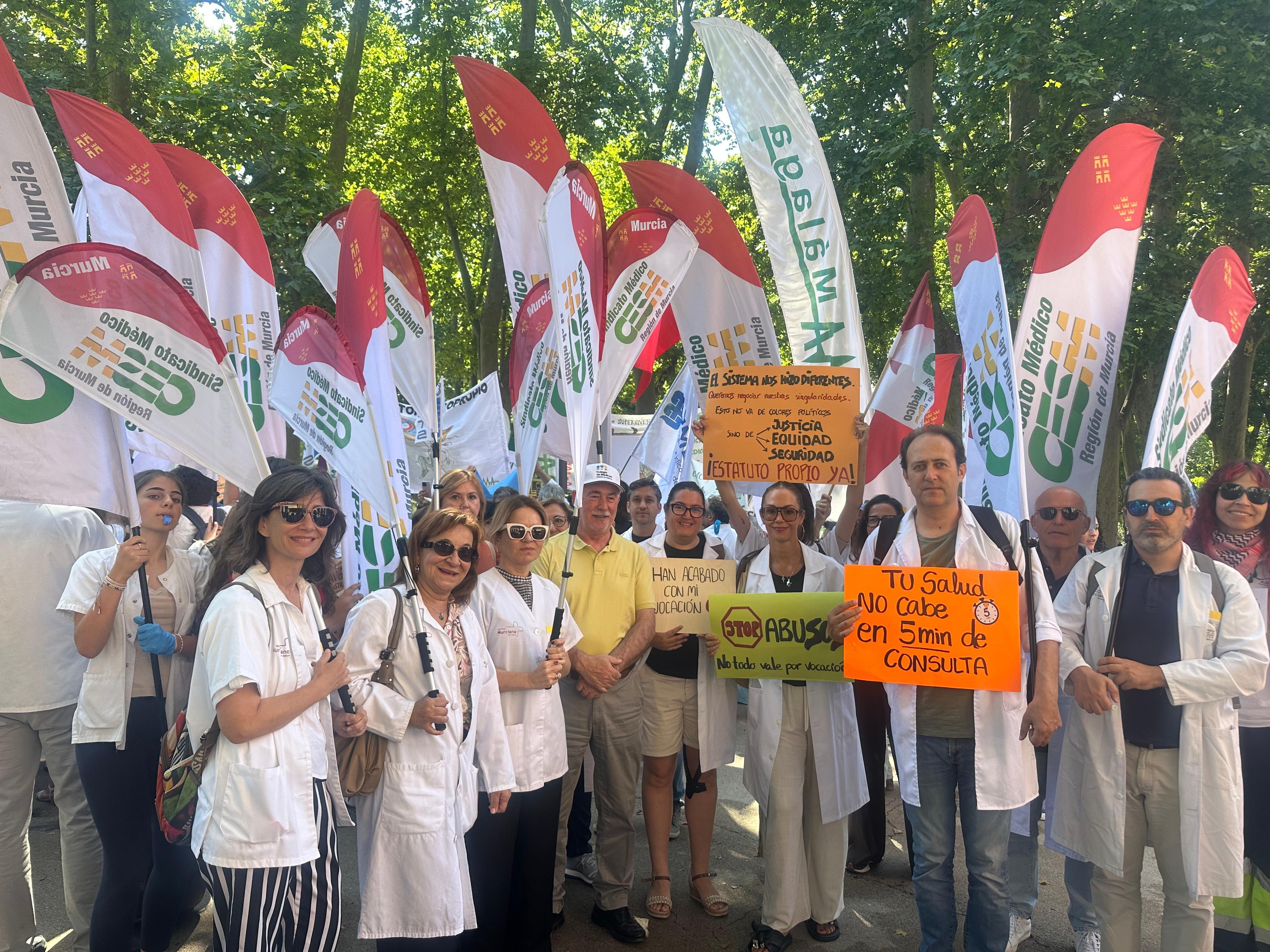 &Uacute;ltima semana de la actual oleada de huelga nacional contra el borrador de Estatuto Marco: concentraci&oacute;n frente al Ministerio de Sanidad y anuncio de escalada en el conflicto tras el verano<br>